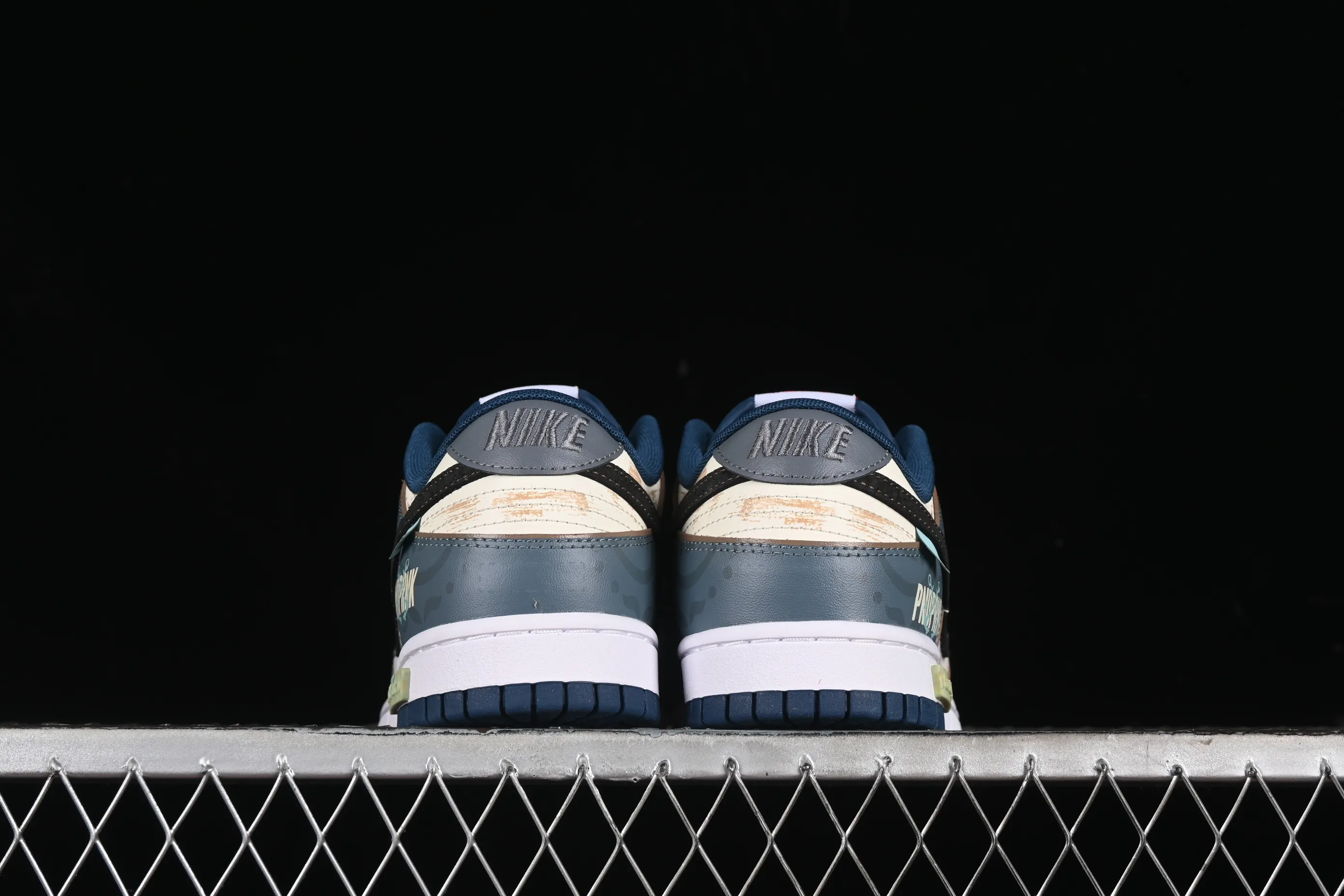 All Categories Nk SB Dunk Series Nk SB Dunk Low Low-top sneakers Nk Dunk Low Panda Prank Age of Sail Wave Search Beige Blue Black Low-top casual sneakers DD1391-400